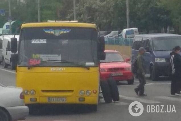 В Киеве у маршрутки во время движения оторвались колеса. Фото