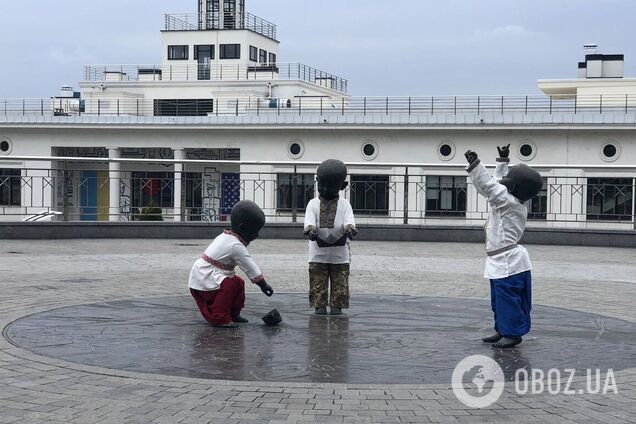 Скульптури малюків – засновників Києва переодягли на честь Дня вишиванки. Фото