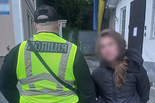 В Киеве женщина повредила портреты погибших защитников на Аллее Героев: ее задержали и передали полиции. Фото и видео
