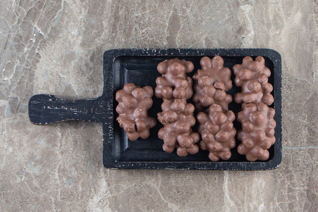 Смачні шоколадні цукерки з горіхами та сухофруктами: як приготувати десерт для дітей