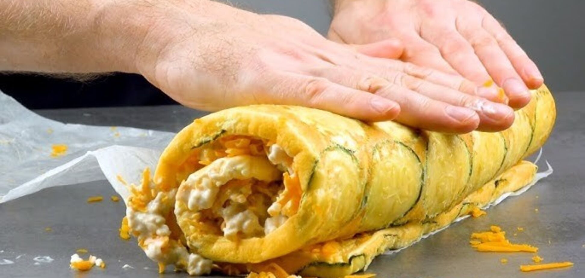 Найсмачніша страва з кабачків: як приготувати ситний рулет із бюджетного овочу