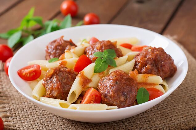 Соковиті фрикадельки з фаршу замість котлет: простий рецепт для вечері
