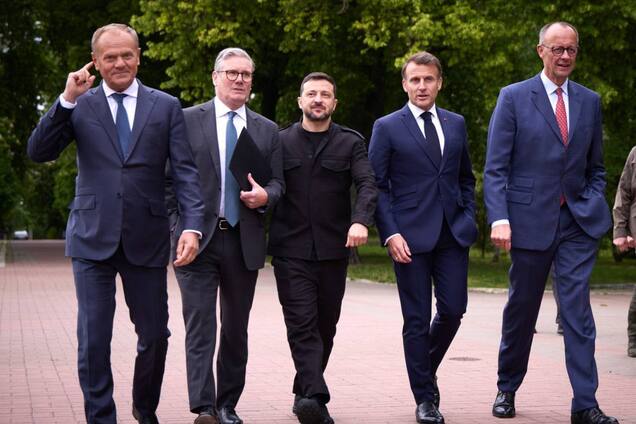 Иллюстрация - Дональд Туск, Кир Стармер, Владимир Зеленский, Эммануэль Макрон, Фридрих Мерц во время встречи в Киеве