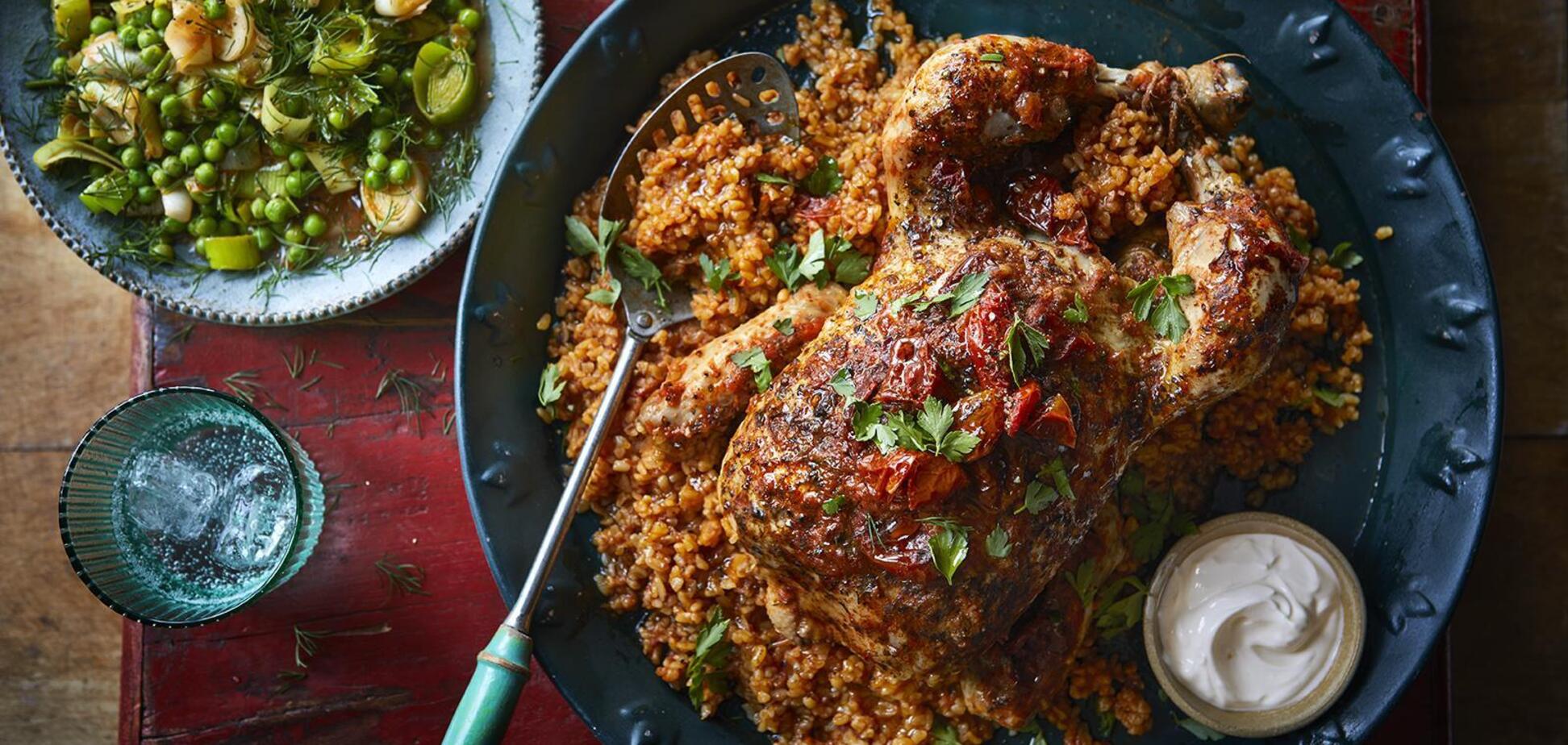 Одразу гарнір та м'ясо: як смачно приготувати булгур з гомілками в духовці на обід