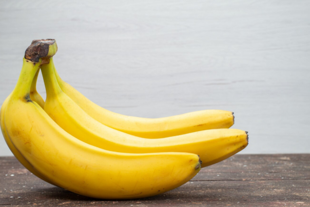 Банани не псуватимуться та не потемніють: біля яких фруктів їх зберігати не можна