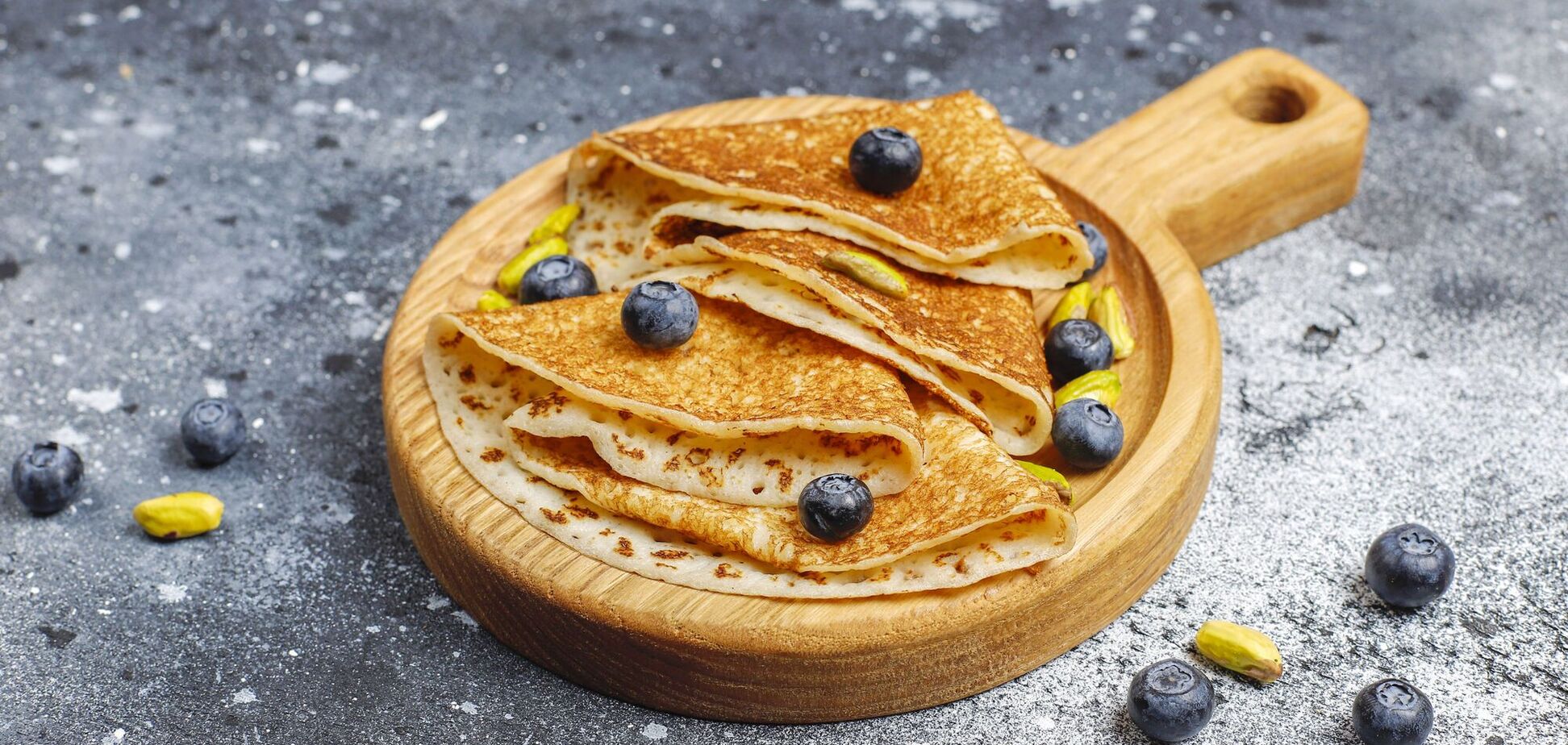 Не лише на солодкому молоці: як приготувати ніжні тонкі млинці на кефірі