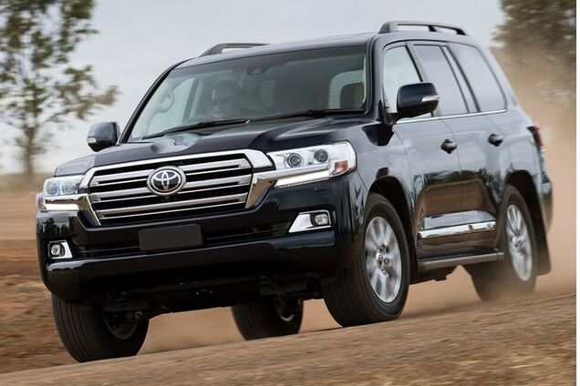 Ілюстрація - автомобілі Toyota Land Cruiser 200 та BMW X7 xDrive