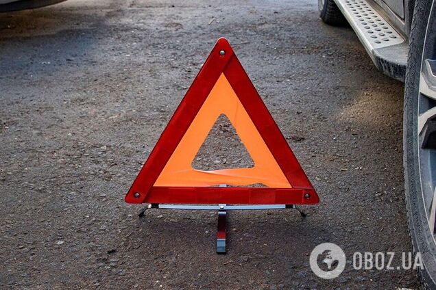 Под Киевом в результате ДТП перевернулся грузовик, а у легковушки 'срезало' часть салона: есть погибший. Видео