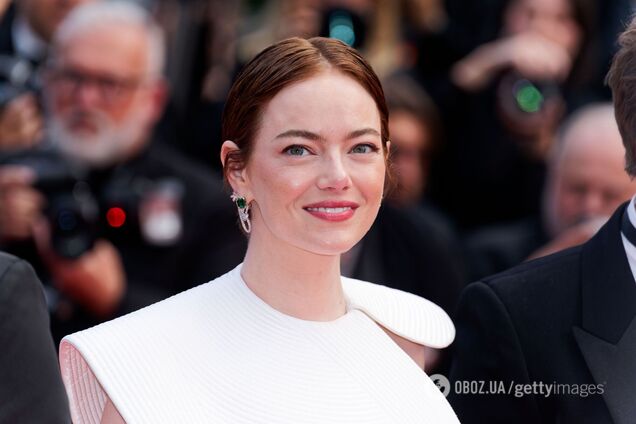 Эмму Стоун атаковала пчела на красной дорожке Каннского кинофестиваля: Педро Паскаль спас актрису. Фото, видео