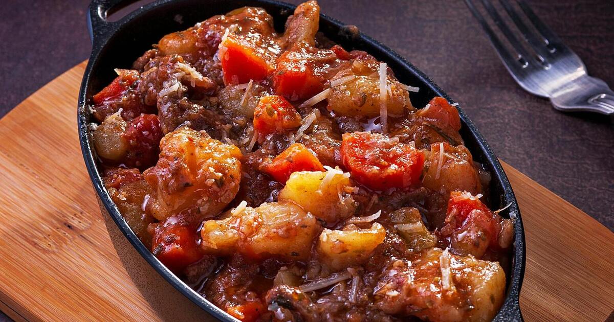 Тушкована картопля з м'ясом для обіду та вечері: розповідаємо, як правильно приготувати