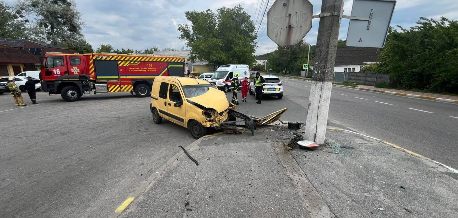 На Київщині легковик на швидкості протаранив електроопору: є загиблий. Подробиці ДТП та фото