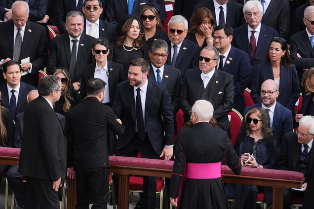 Пожали руки: Зеленский встретился с Вэнсом впервые после ссоры в Белом доме. Фото