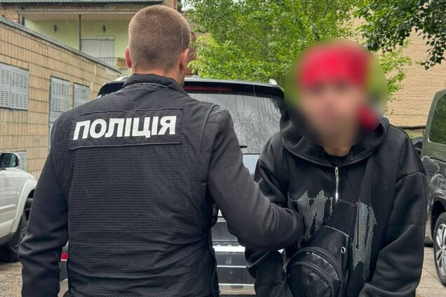 Раскладывал 'закладки' в центре Киева: столичные правоохранители задержали наркосбытчика. Фото