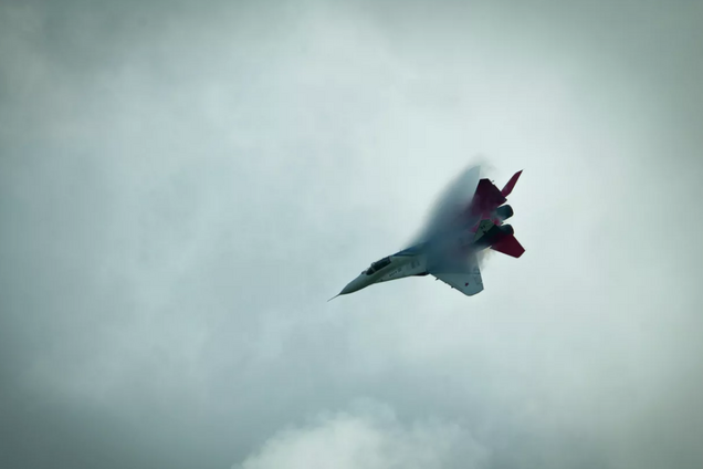 В РФ от реактивного самолета оторвался топливный бак и упал в Челябинске: что известно о последствиях. Видео