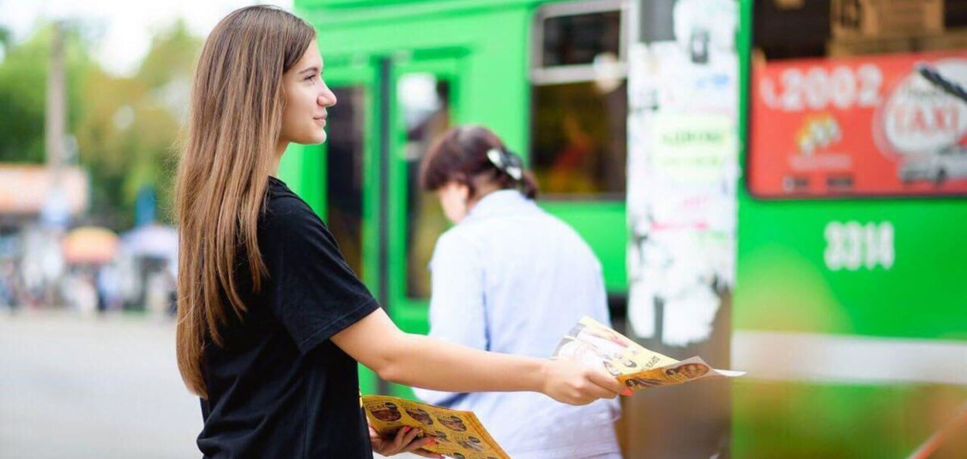 Иллюстративное фото. Девушка раздает флаеры, трудоустройство