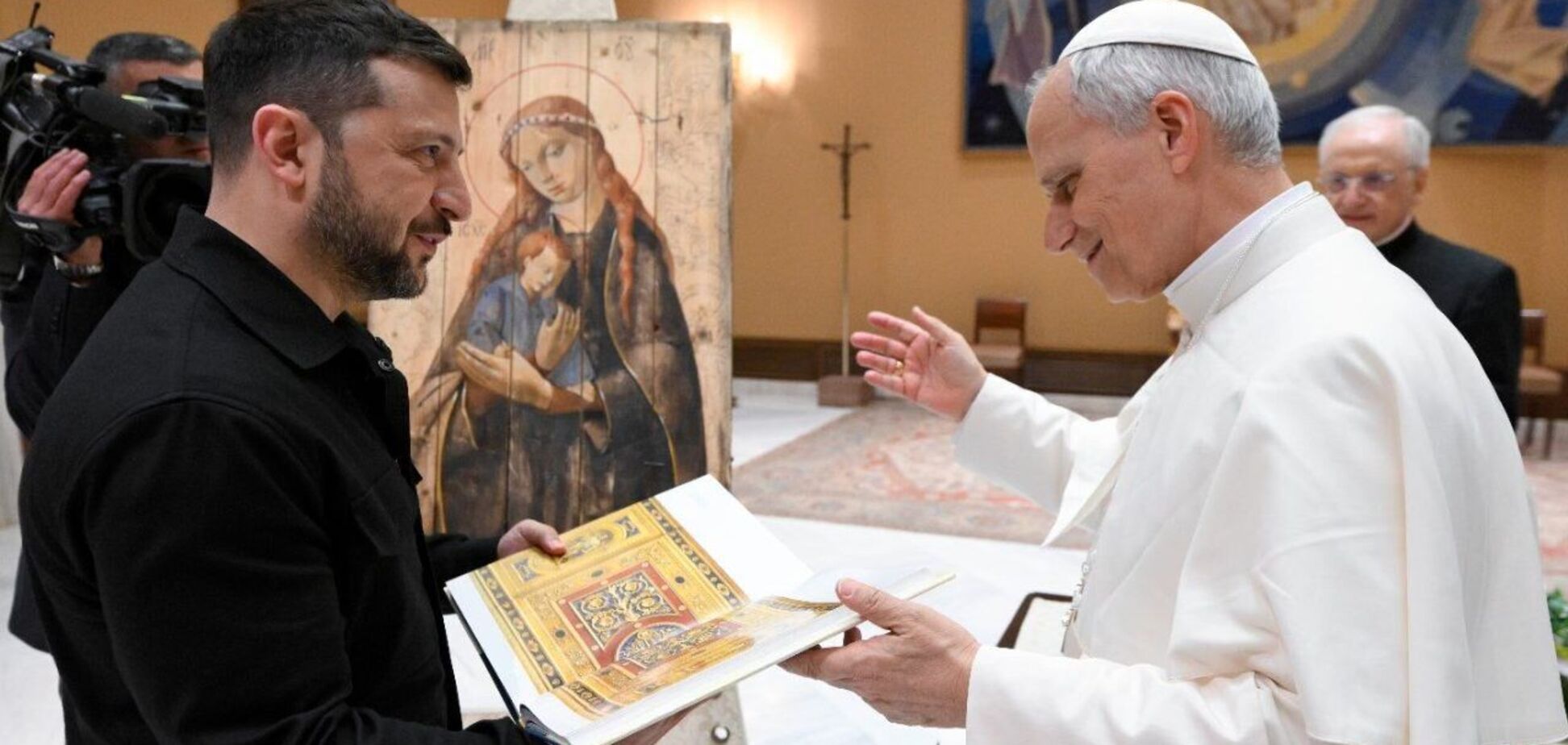 Зеленский подарил Папе Римскому особенную икону: появилось видео встречи