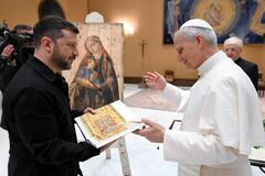 Зеленский подарил Папе Римскому особенную икону: появилось видео встречи