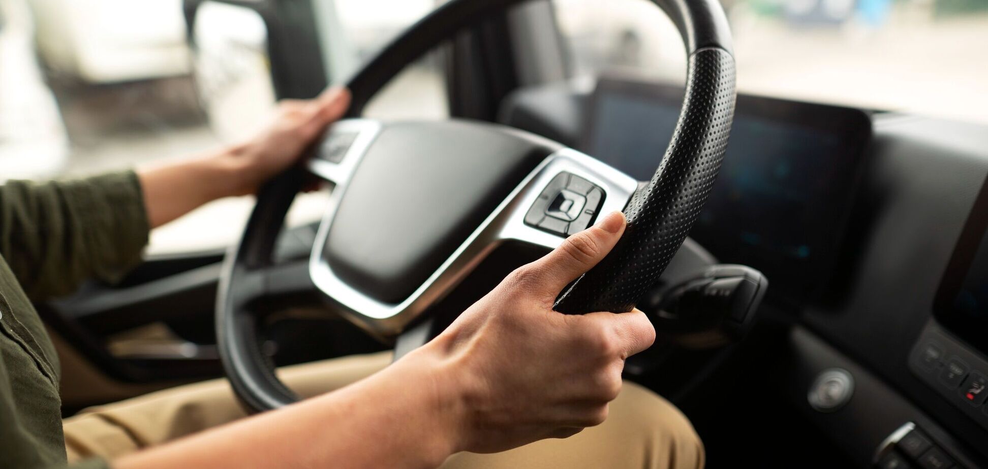 Иллюстрация - мужчина держит водительский руль руками