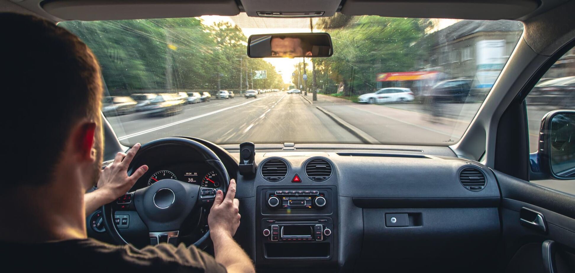 Иллюстрация - мужчина ведет автомобиль по городской улице