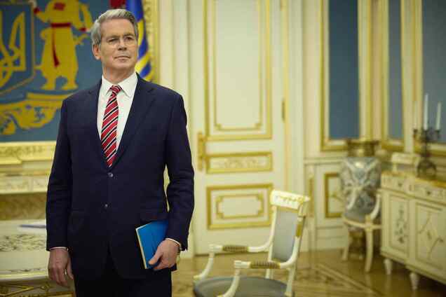 Иллюстрация - Скотт Бессент держит синюю папку