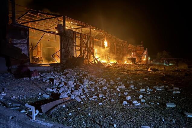 Оккупанты ударили по Сумщине дронами: повреждена инфраструктура предприятия, есть раненые. Видео