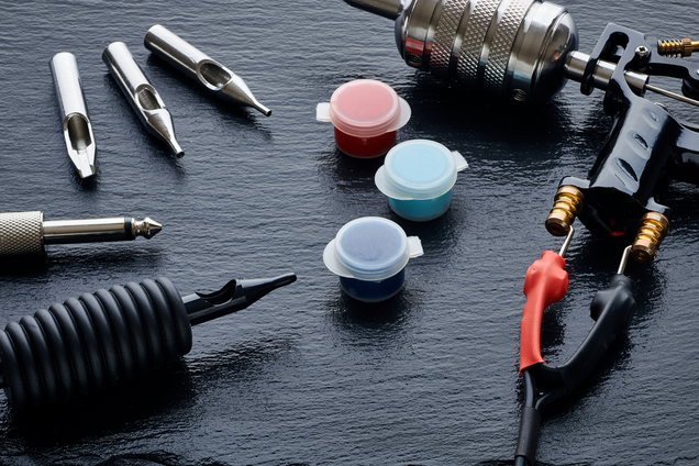 Иллюстрация - татуировочная машинка и краска для татуировки