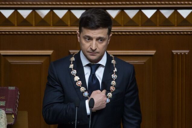 Сделал селфи с женой, подколол депутатов и поцеловал Кошевого: самые яркие моменты инаугурации Зеленского шесть лет назад