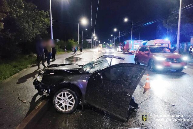 Авто разорвало пополам: в Виннице 22-летний водитель влетел в бетонный столб и погиб на месте, есть пострадавшие. Фото