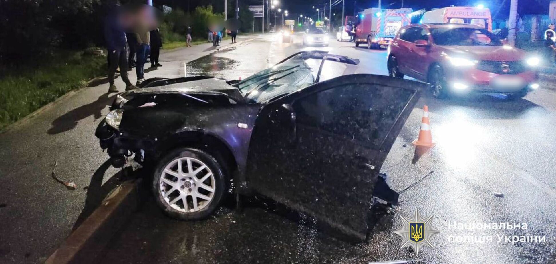 Авто разорвало пополам: в Виннице 22-летний водитель влетел в бетонный столб и погиб на месте, есть пострадавшие. Фото