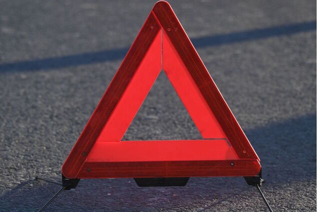 На Киевщине легковушка на скорости протаранила электроопору и перевернулась: есть погибший. Подробности и фото