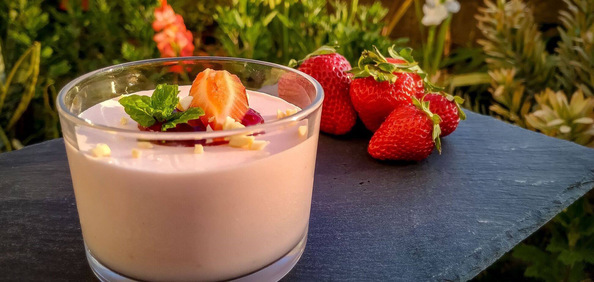 Клубничный десерт без выпечки за пять минут: готовится элементарно