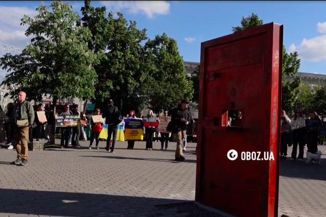 'Волю військовополоненим!' У Києві на Контрактовій площі встановили символічні тюремні двері. Відео