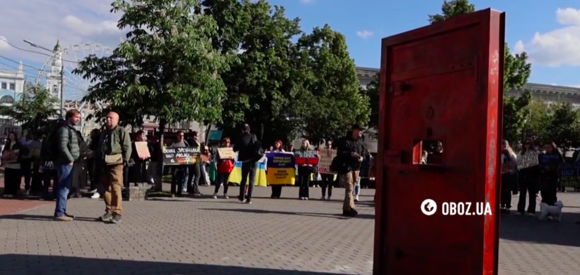 'Волю військовополоненим!' У Києві на Контрактовій площі встановили символічні тюремні двері. Відео