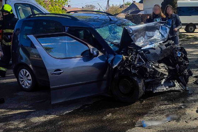 В Киевской области столкнулись две легковушки: пострадавших из машин деблокировали спасатели. Фото