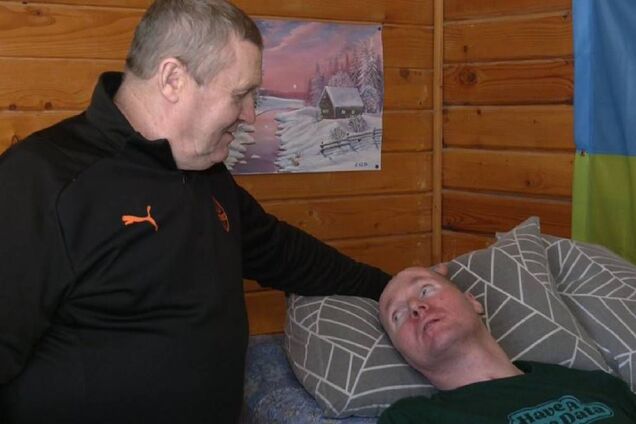 Легендарный воин Виталий Шумей после тяжелого ранения шутит и общается с братом. Видео