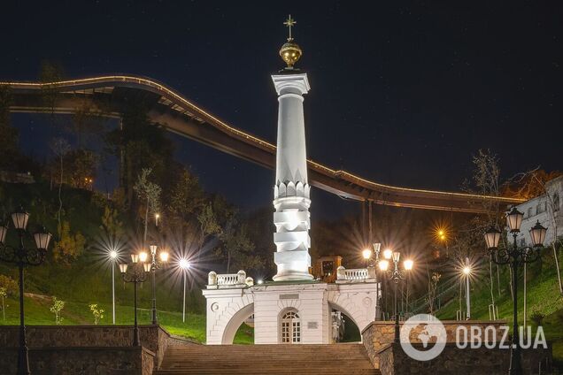 У центрі Києва чоловік намагався скоїти самогубство, стрибнувши із скляного моста. Подробиці та фото