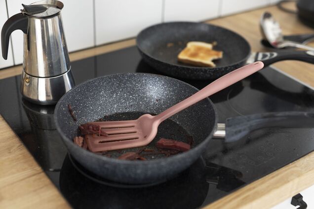 Що зробити, щоб до сковорідки нічого не прилипало: простий лайфхак, який назавжди вирішить проблему