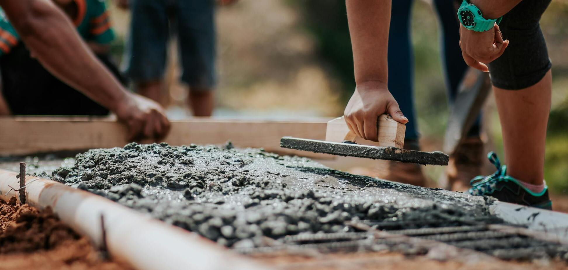 Мужчины на стройке - иллюстрация