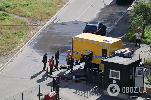В Киеве на Осокорках прорвало трубу рядом с детской площадкой: из-под земли бил 15-метровый фонтан. Видео
