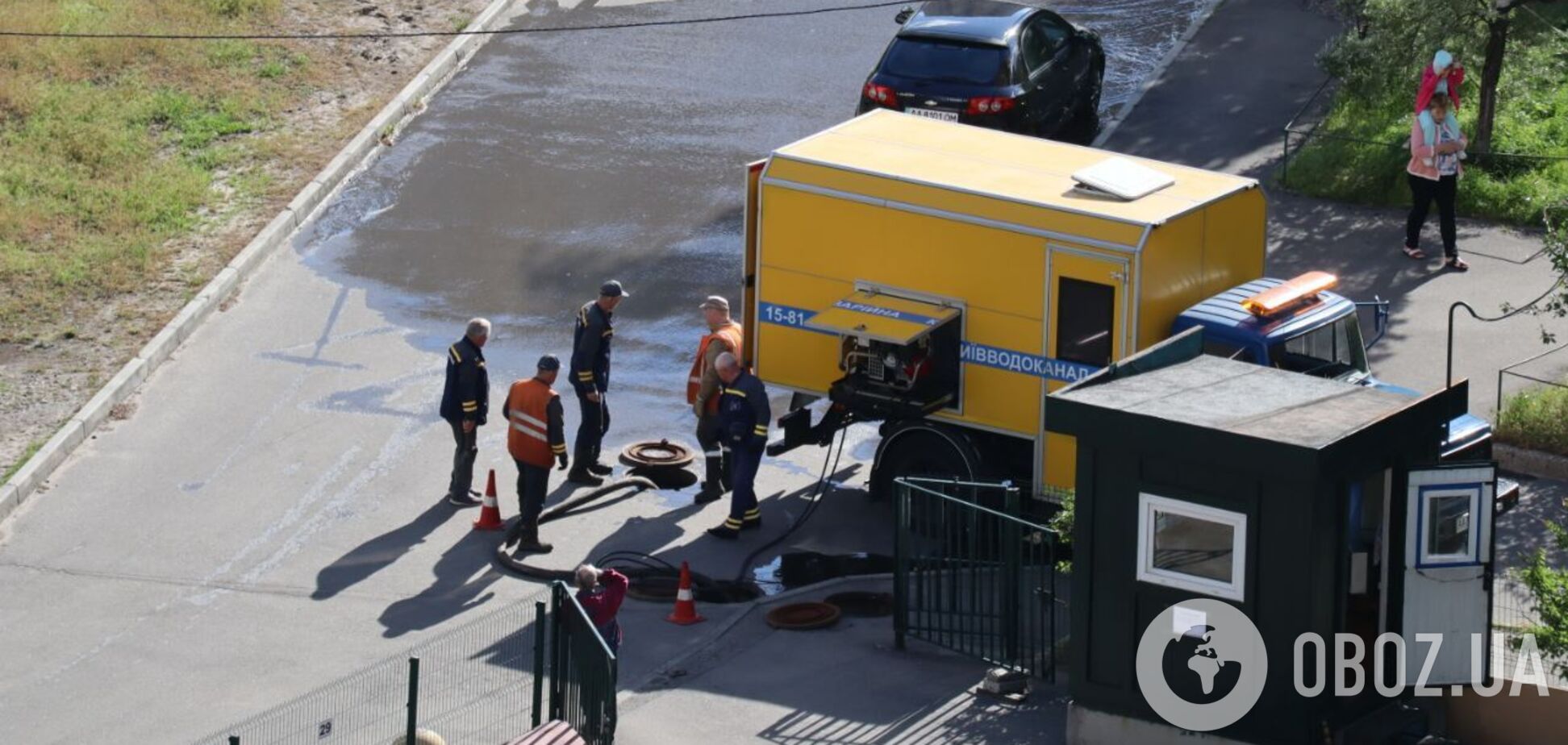 У Києві на Осокорках прорвало трубу поруч із дитячим майданчиком: з-під землі бив 15-метровий фонтан. Відео