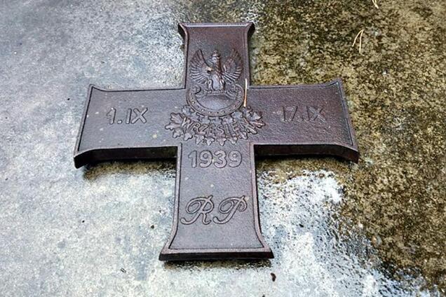 У Росії пошкодили польський військовий меморіал: у МЗС Польщі різко відреагували