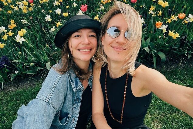 Дочь Елены Мозговой обручилась с любимой девушкой и показала, как это было. Фото счастливой пары