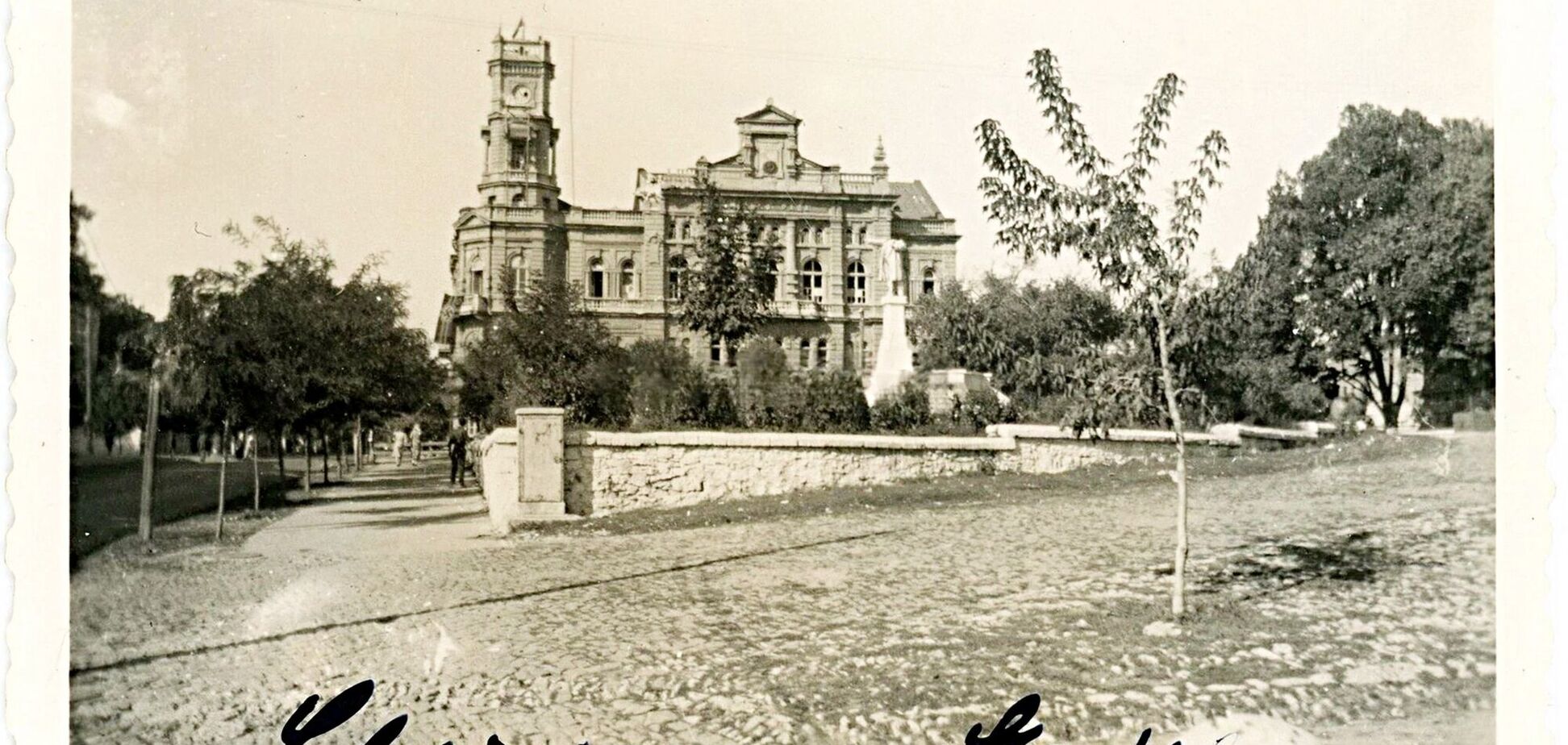 На фото городской совет и обезглавленный памятник Ленину: в сети показали старый Херсон