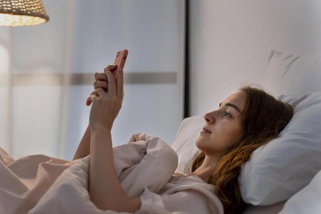 Безопасно ли класть смартфон возле кровати на ночь: объяснение