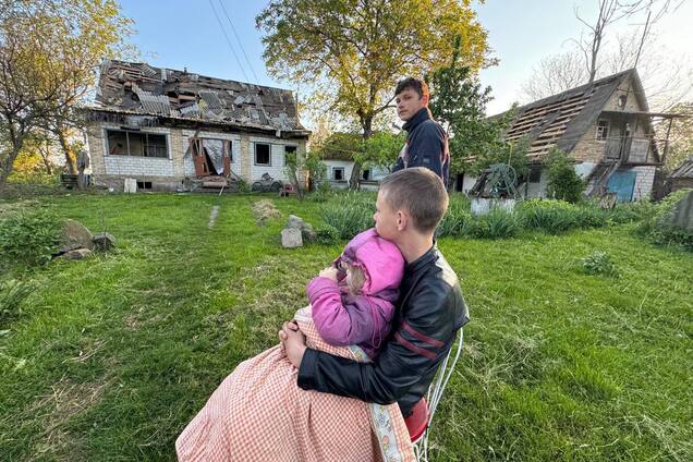 Уламки впали на будинок: на Київщині внаслідок ворожої атаки постраждала родина з дітьми. Фото