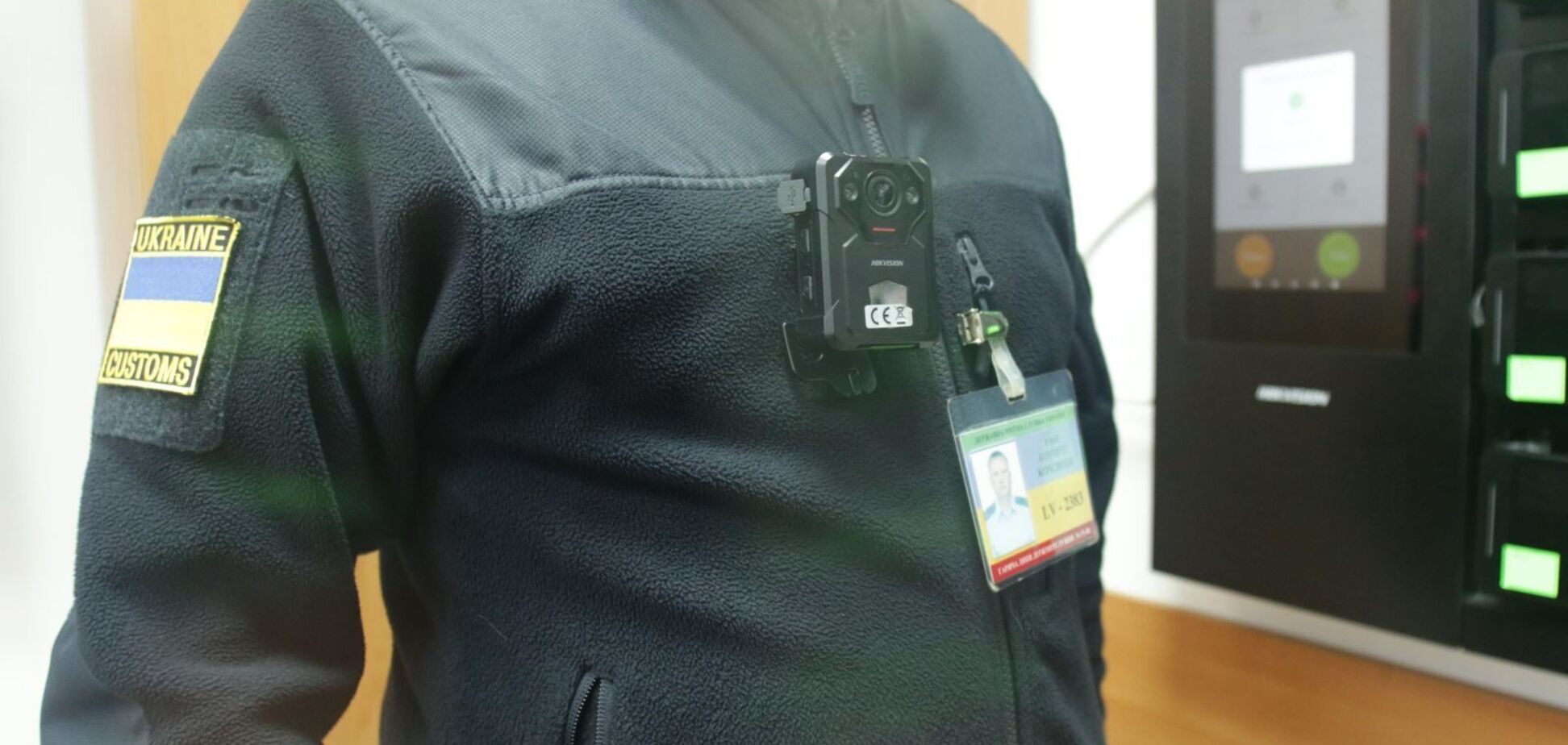 Ілюстрація - український митник із закріпленою бодікамерою