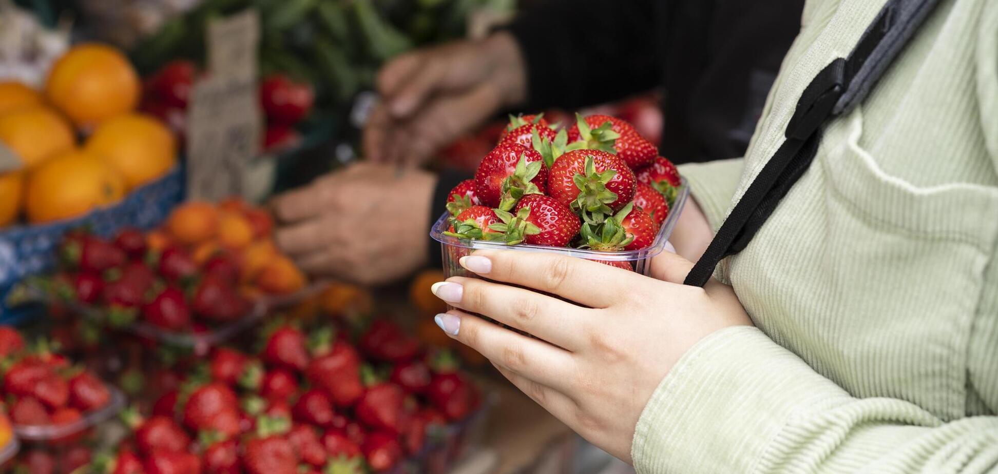 Ілюстрація - жінка тримає лоток з полуницею
