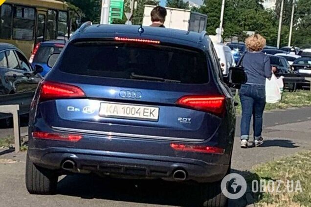 У Києві Audi на проспекті Шухевича об’їжджав затор по тротуару, розганяючи пішоходів: що йому загрожує