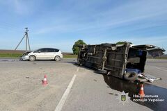 Не поделили дорогу: в результате столкновения на Тернопольщине перевернулся бус с 18 пассажирами. Фото