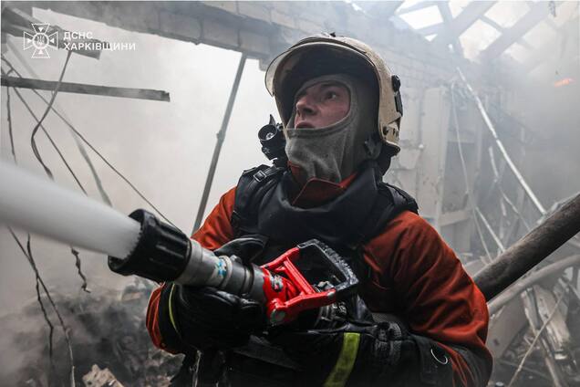 Войска РФ ударили ракетой по Харькову: повреждены дома, есть пострадавшие. Фото и видео